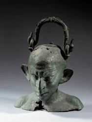 Vaso em forma de cabeça de bronze: busto de escravo sírio (?). Século II ou III depois de JC. Sol 0,19 m Paris, Musee du Louvre