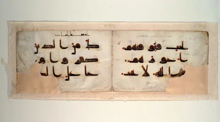 Página dupla de um Alcorão em escrita cúfica, finais do século IX d.C. (tinta e cor sobre pergaminho)