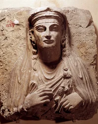 Antiguidade oriental: busto sepulcral de Saba. De Palmyra. Século II-3º. Paris, Museu do Louvre.