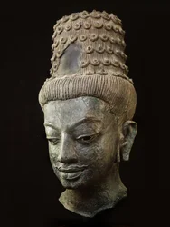 Cabeça gigante de um bodhisattva (bronze)