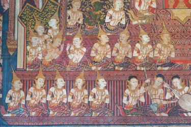 Murais na capela Buddhaisawan representando as celebrações do casamento real dos pais do Bodhisattva, o rei Suddhodana do clã Sakya e a princesa Mahamaya