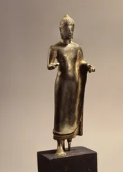 Buda em pé, Período Davaravati (bronze)