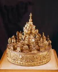 Mandala Tibetain: peça rara em bronze dourado scultpé. A mandala é uma vista do cosmos divino, no centro do qual se encontra o Monte Merou, uma montanha superada pelo palácio do deus supremo Indra e rodeada por quatro continentes - Musée Guimet, Paris