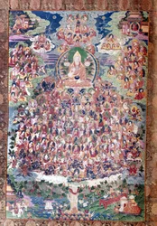 O grande reformador Tsong ka Pa (o homem que veio do vale das cebolas). Nascido na província de Amdo no Tibete oriental em 1358, construiu os mosteiros de Ganden e Sera, introduziu uma rigorosa reforma litúrgica e impôs a observância das regras monásticas.