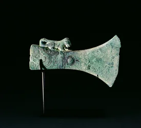 Axe-Head, Cultura Dongson, c.200 BC-200 AD (bronze)
