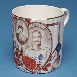 Caneca de lembrança de Inglaterra v. Escócia (cerâmica)