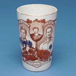Caneca de lembrança de Inglaterra v. Escócia (cerâmica)