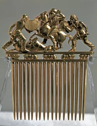 Arte Scythian (Civilização Scythian): pente de ouro decora cenas de batalhas com guerreiros Scythian (Combate com uma cena de combate). Do tumulo de Solokha na Rússia (hoje Ucrânia). Século V-4 AC. Sol. 12,6x10,2 cm Museu Hermitage, São Petersburgo.