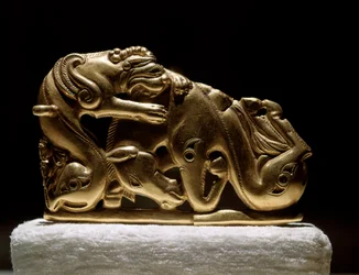 Arte cita: fivela de cinto em ouro representando um grifo a atacar um cavalo. De Chiliktin. Séculos V-IV a.C. São Petersburgo, Museu do Hermitage