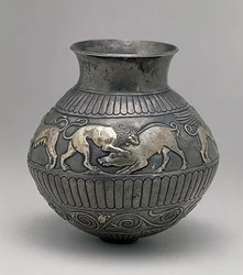 Arte celestial: vaso de prata do século IV a.C. decorado com um friso representando um leão atacando um javali Ermitério de Estado, São Petersburgo