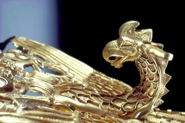 Detalhe de uma faixa de cabeça com um Griffin segurando uma cabra (ouro)