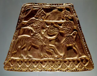 Lençol dourado mostrando um cavaleiro atacando um guerreiro com uma lança (Arte Cítrica, século V-3 a.C.)