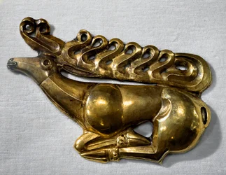 Arte Cítica (civilização Cítica ou Scythia): emblema do escudo da forma de uma camada de veado. Objeto de ouro do final do século VII, início do século VI a.C. São Petersburgo, Museu Hermitage