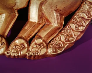 Emblema do escudo em forma de pantera, 700-650 AC (ouro, âmbar e esmalte colorido) (detalhe de 165769)