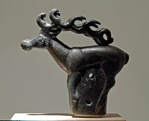 Art Scythe (Scythic Civilization ou Scythia): cobertura zoomórfica representando um veado. Objecto em bronze do século VI - II a.C. São Petersburgo, Museu Hermitage