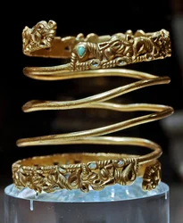 Arte Scythian (civilização Scythian ou Scythian): ouro e bracelete turquesa da tribo Sarmate, século II a.C. - século III d.C. São Petersburgo, Museu Hermitage