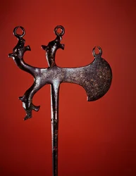 Pino em forma de eixo decorado com cabeças de animais (bronze)