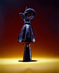 Finial, cone de trabalho aberto decorado com uma cabeça de grifo com chifres de carneiro, finais do século VII- inícios do século VI a.C. (bronze)