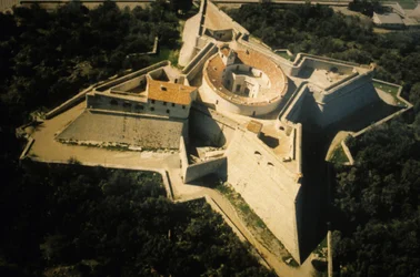 Forte quadrado em Antibes, fortificação de Vauban (século XVII).