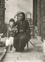 Árabe kawass (guarda otomana) com um menino no jardim de uma casa no distrito da Judéia de Jerusalém, 1867