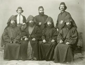 Grupo de 4 sacerdotes armênios e 3 outros no pátio do Mediterranean Hotel, Jerusalém, 1867