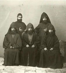 Grupo de 5 sacerdotes armênios no pátio do Hotel Mediterrâneo, Jerusalém, 1867