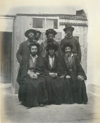 Grupo de 7 judeus poloneses no pátio do Hotel Mediterrâneo, Jerusalém, 1867