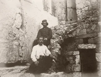 Dois homens, sentando, perto, a, lintel, de, Barclay&39;s, portão, em, a, parede ocidental, de, monte templo, jerusalém, 1866