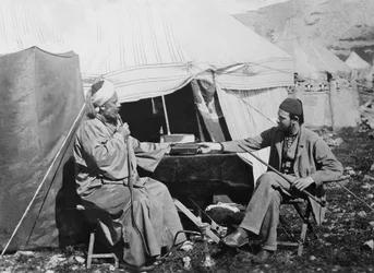 Yakub es Shellaby, apresentando ao capitão C. Warren um livro de orações samaritanas para o arcebispo de York, distrito de Samaria, Palestina, 1867