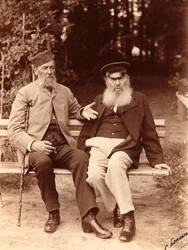 Os poetas Yakov Petrovich Polonsky (Iakov Petrovitch Polonski) (1819-1898) e Afanasy Afanasievich Fet (Foeth) (Afanassi Afanassievitch Chenchine) (1820-1892). Foto albumina de Sergei Dmitrievich Botkin (1869-1945)