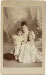 Grã-duquesa Xenia Alexandrovna da Rússia com a filha Irina, c. 1882