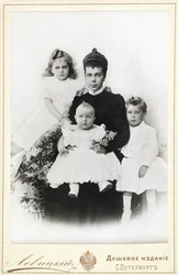 Grã-duquesa Xenia Alexandrovna da Rússia com filhos Irina Alexandrovna, Andrei..., 1903.
