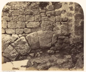 Porção de um antigo arco na extremidade S.W. dos Bazares