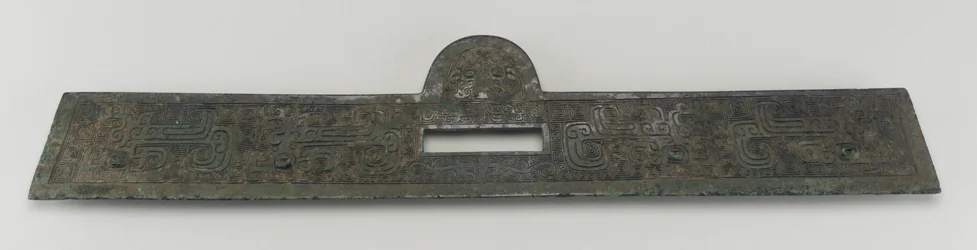 Possibilidade de montagem de carruagem com cinco voltas para fixação na parte de trás (bronze)