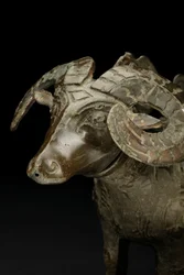 Recipiente de vinho em forma de carneiro ritual, Gong (bronze)