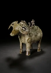 Recipiente de vinho em forma de carneiro ritual, Gong, final da Dinastia Shang (bronze) (ver também 3618607)