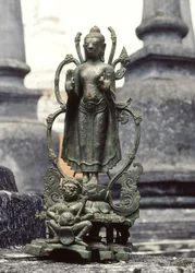 Buda em uma postura argumentativa (bronze)
