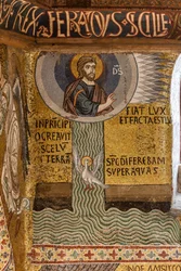 A Capela Palatina (Basílica), ciclo de mosaicos sobre o Antigo Testamento, ciclo da Criação: "Deus Fiat Lux cria a Luz e divide as Águas", século XII