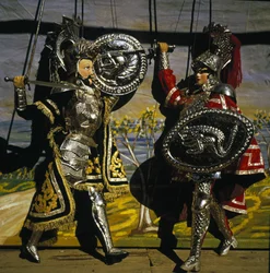 Os ç Pupi è ou bonecos sicilianos do século XIX.