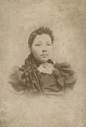 Cartão de gabinete de um membro não identificado da família Vass, 1880-1917.