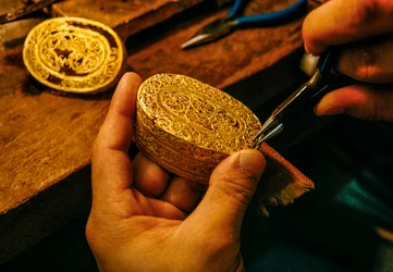 Uma caixa de filigrana de ouro de um naufrágio espanhol é reparada.