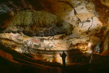 Salão dos Touros, paredes de calcite em multidão na gruta de Lascaux.