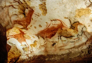 Artistas pré-históricos pintaram cavalos robustos no teto da Galeria Axial, Lascaux, França.