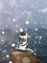 Tempestade de neve na estátua da Pequena Sereia de Edvard Eriksen, inverno em Copenhaga, Dinamarca, 2022 (foto)