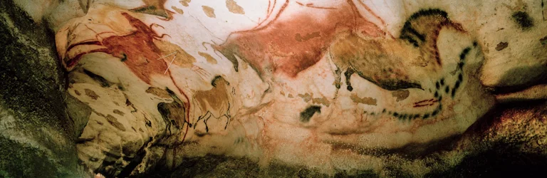 As Vacas Vermelhas e os Cavalos Chineses passeiam ao longo de uma parede da Galeria Axial, na gruta de Lascaux.