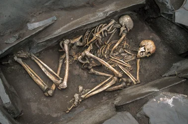 Os ossos de dois citas jazem numa sepultura com 3000 anos em Arzhan-2., 2003 (foto)