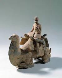 A civilização sogdiana: "camelo e camelo, transporte de seda" estátua funerária de Terracota. Século V ou VI. Paris, Museu Cernuschi