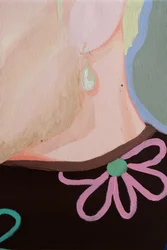 Mulher loira com uma flor rosa