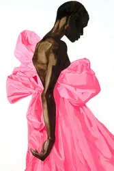 Vestido com laço rosa vivo