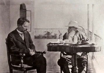 Leo Tolstoi e Anton Chekhov, autores russos, 1902
